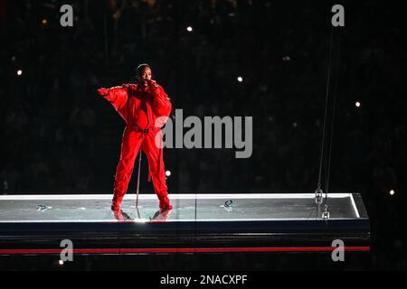 Rihanna tritt während der Halbzeitshow von Apple Music im Super Bowl LVII zwischen Kansas City Chiefs und Philadelphia Eagles auf, die im State Farm Stadium in Glendale stattfindet. Foto: Sonntag, 12. Februar 2023. Stockfoto