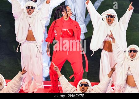 Rihanna tritt während der Halbzeitshow von Apple Music im Super Bowl LVII zwischen Kansas City Chiefs und Philadelphia Eagles auf, die im State Farm Stadium in Glendale stattfindet. Foto: Sonntag, 12. Februar 2023. Stockfoto