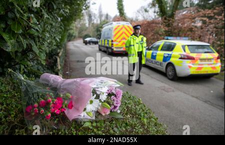 Die geblümten Tribut wurden am Tatort im Culcheth Linear Park in Warrington, Cheshire, nach dem Tod von Brianna Ghey, 16, die von Mitgliedern der Öffentlichkeit gefunden wurde, als sie am Samstag verwundet auf einem Pfad im Park lag. Ein Junge und ein Mädchen, beide 15 Jahre alt, wurden verhaftet, wegen Mordverdachts nach der tödlichen Stichverletzung. Foto: Montag, 13. Februar 2023. Stockfoto