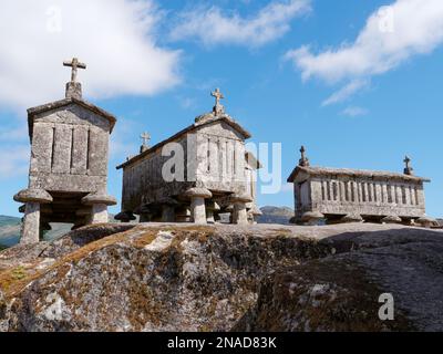 Die Getreidekörner von Soajo oder Espigueiros de Soajo in Portugal. Diese schmalen Steinkörner werden seit Hunderten von Jahren zum Lagern und Trocknen von Getreide verwendet. Stockfoto