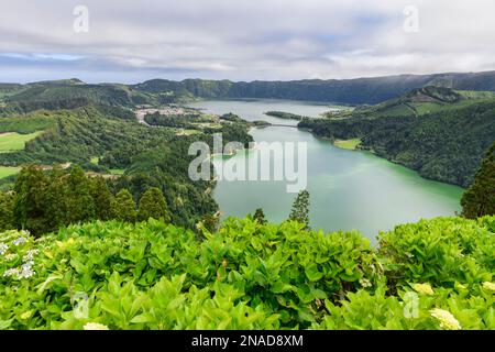 Im Inneren der Insel Sao Miguel liegen die vulkanischen Seen Lagoa Azul, Lagoa Verde und das Dorf Sete Cidades in einem riesigen Caldeira, den Azoren Stockfoto