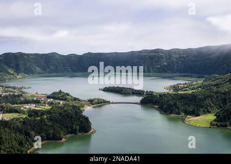 Im Inneren der Insel Sao Miguel liegen die vulkanischen Seen Lagoa Azul, Lagoa Verde und das Dorf Sete Cidades in einem riesigen Caldeira, den Azoren Stockfoto