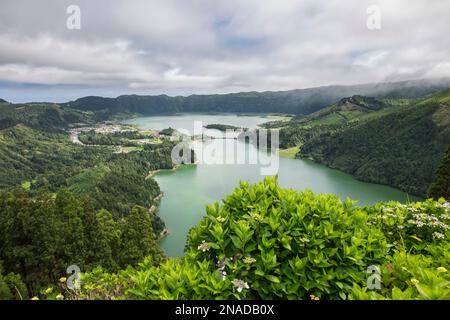 Im Inneren der Insel Sao Miguel liegen die vulkanischen Seen Lagoa Azul, Lagoa Verde und das Dorf Sete Cidades in einem riesigen Caldeira, den Azoren Stockfoto