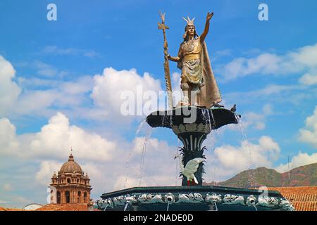 Brunnen von Pachacuti, Kaiser des Inka-Reiches, Wahrzeichen am Plaza de Armas Square im historischen Zentrum von Cusco, Peru, Südamerika Stockfoto