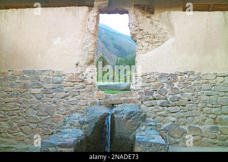 Der Brunnen des Wassertempels an der archäologischen Stätte Ollantaytambo, Urubamba, Cusco, Peru, Südamerika Stockfoto