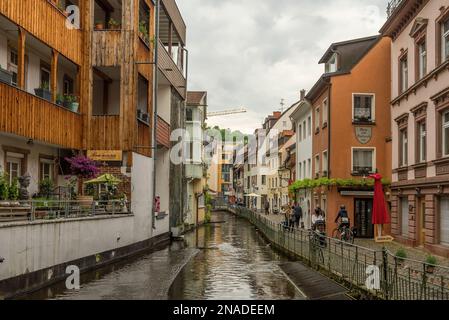Kleiner Kanal in der historischen Altstadt von Freiburg im Breisgau Stockfoto