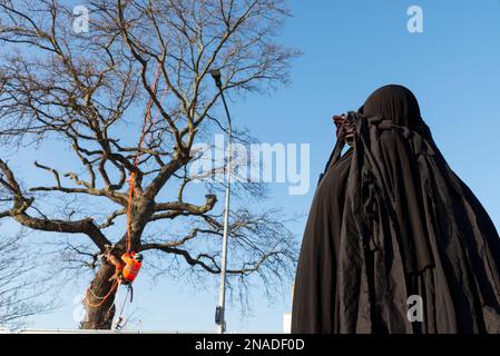 Ashingdon Road, Rochford, Southend on Sea, Essex, Großbritannien. 13. Februar 2023. Die Demonstranten haben versucht, eine alte Eiche vor dem Fällen zu schützen, um Platz für den Zugang zu einem 662-Immobilien-Wohnungsbau von Bloor Homes zu schaffen. Nach einer langen Wahlkampfphase wurde die Erlaubnis erteilt, heute mit der Entfernung des holt Farm Eiche Tree zu beginnen. Die Demonstranten hatten den Baum umstellt, wobei einer in den Ästen kampierte, haben jedoch beschlossen, in Frieden zu protestieren, nachdem gegen sie ein Verfahren vor dem Obersten Gerichtshof anhängig war. Sie glauben, der rat habe es vermieden, Alternativen zu erörtern. Trauerbeobachtung Stockfoto