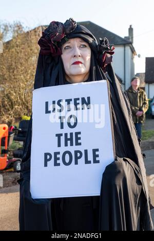 Ashingdon Road, Rochford, Southend on Sea, Essex, Großbritannien. 13. Februar 2023. Die Demonstranten haben versucht, eine alte Eiche vor dem Fällen zu schützen, um Platz für den Zugang zu einem 662-Immobilien-Wohnungsbau von Bloor Homes zu schaffen. Nach einer langen Wahlkampfphase wurde die Erlaubnis erteilt, heute mit der Entfernung des holt Farm Eiche Tree zu beginnen. Die Demonstranten hatten den Baum umstellt, wobei einer in den Ästen kampierte, haben jedoch beschlossen, in Frieden zu protestieren, nachdem gegen sie ein Verfahren vor dem Obersten Gerichtshof anhängig war. Sie glauben, der rat habe es vermieden, Alternativen zu erörtern. Demonstranten beobachten Stockfoto