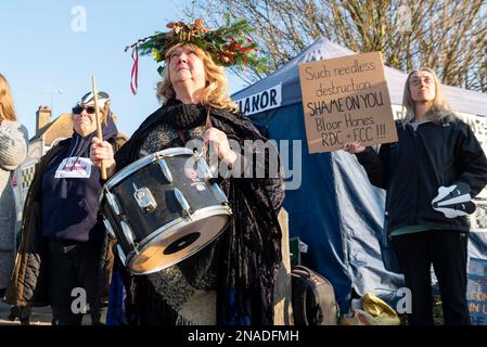 Ashingdon Road, Rochford, Southend on Sea, Essex, Großbritannien. 13. Februar 2023. Die Demonstranten haben versucht, eine alte Eiche vor dem Fällen zu schützen, um Platz für den Zugang zu einem 662-Immobilien-Wohnungsbau von Bloor Homes zu schaffen. Nach einer langen Wahlkampfphase wurde die Erlaubnis erteilt, heute mit der Entfernung des holt Farm Eiche Tree zu beginnen. Die Demonstranten hatten den Baum umstellt, wobei einer in den Ästen kampierte, haben jedoch beschlossen, in Frieden zu protestieren, nachdem gegen sie ein Verfahren vor dem Obersten Gerichtshof anhängig war. Sie glauben, der rat habe es vermieden, Alternativen zu erörtern Stockfoto