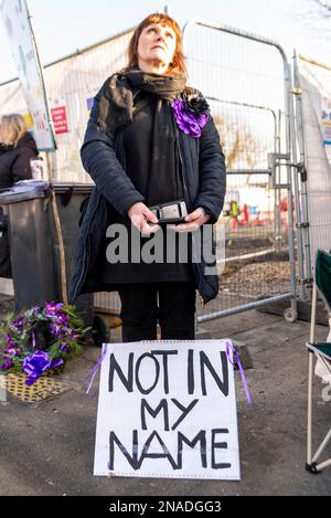 Ashingdon Road, Rochford, Southend on Sea, Essex, Großbritannien. 13. Februar 2023. Die Demonstranten haben versucht, eine alte Eiche vor dem Fällen zu schützen, um Platz für den Zugang zu einem 662-Immobilien-Wohnungsbau von Bloor Homes zu schaffen. Nach einer langen Wahlkampfphase wurde die Erlaubnis erteilt, heute mit der Entfernung des holt Farm Eiche Tree zu beginnen. Die Demonstranten hatten den Baum umstellt, wobei einer in den Ästen kampierte, haben jedoch beschlossen, in Frieden zu protestieren, nachdem gegen sie ein Verfahren vor dem Obersten Gerichtshof anhängig war. Sie glauben, der rat habe es vermieden, Alternativen zu erörtern Stockfoto