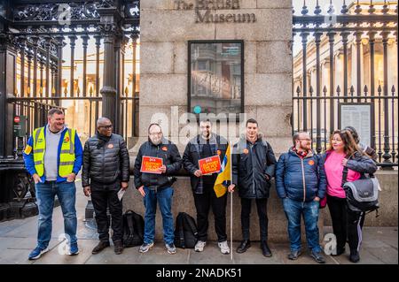London, Großbritannien. 13. Februar 2023. Mitarbeiter des British Museum, die Mitglieder der PCS-Gewerkschaft sind, bilden draußen eine Streikpostenlinie. Angesichts der Krise der Lebenshaltungskosten drängen sie auf mehr Lohn. Kredit: Guy Bell/Alamy Live News Stockfoto