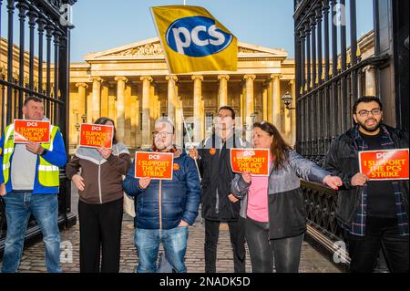 London, Großbritannien. 13. Februar 2023. Mitarbeiter des British Museum, die Mitglieder der PCS-Gewerkschaft sind, bilden draußen eine Streikpostenlinie. Angesichts der Krise der Lebenshaltungskosten drängen sie auf mehr Lohn. Kredit: Guy Bell/Alamy Live News Stockfoto