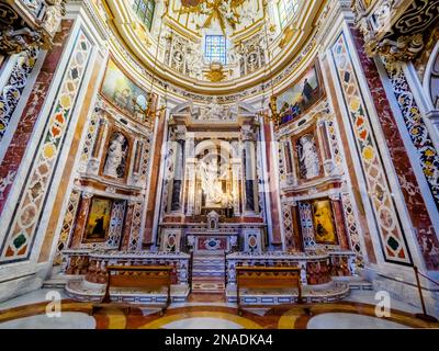 Kapelle St. Ignatius von Loyola. Der schutzpatron von Palermo wurde 1624 ausgerufen. Die Statue von Sant'Ignazio di Loyola, die im Akt der Verjagung der Ketzerei von Giovanni Maria Benzoni dargestellt wurde, die 1856 geschaffen wurde. In den seitlichen Nischen befinden sich die Statuen von Sant'Agata und Santa Rosalia - die barocke Kirche Jesu (chiesa del Gesu), die auch Casa Professa - Palermo, Sizilien, Italien genannt wird Stockfoto