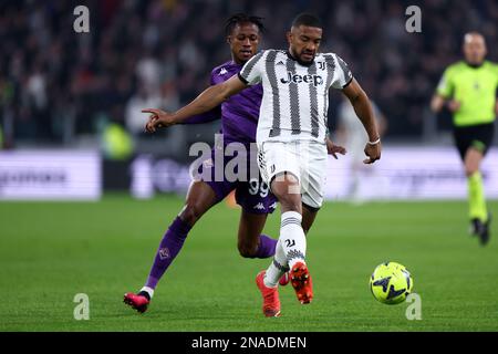 Gleison Bremer vom FC Juventus und Christian Kouame von ACF Fiorentina kämpfen am 12. Februar 2023 in Turin um den Ball beim Spiel der Serie A vor dem FC Juventus und der Fiorentina im Allianz-Stadion. Stockfoto