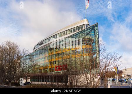 BERLIN - 12. DEZEMBER 2022: CDU-Zentrale in Berlin. Moderne Büros der politischen Partei in Deutschland, der CDU unter der Leitung von Friedrich Merz. Stockfoto