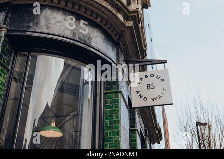 London, Vereinigtes Königreich - 09. Februar 2023: Unterschreiben Sie am Eingang von Labour and Wait, einem Geschäft, das Designer-Haushaltswaren, Schreibwaren und Bekleidung in Shoreditc verkauft Stockfoto