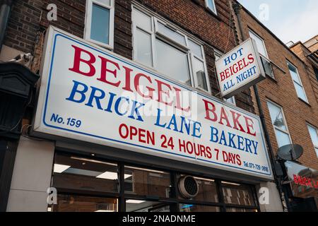 London, Großbritannien - 09. Februar 2023: Namensschild an der Fassade des Beigel Bake Shop in Brick Lane. Brick Lane ist das Herz der Londons Bangladeshi-S Stockfoto