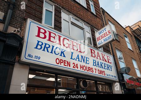 London, Großbritannien - 09. Februar 2023: Namensschild an der Fassade des Beigel Bake Shop in Brick Lane. Brick Lane ist das Herz der Londons Bangladeshi-S Stockfoto