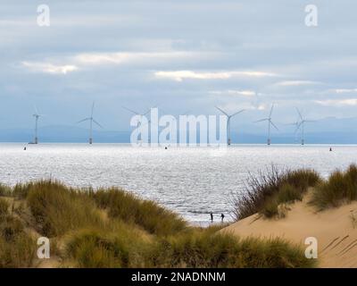 Windturbinen im Meer vor Formby Point Sefton Coast Merseyside mit Sanddünen im Vordergrund Stockfoto
