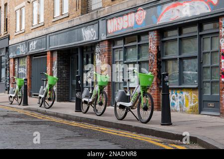 London, Großbritannien - 09. Februar 2023: Limettenfahrräder auf einer Straße im Osten Londons geparkt. Lime erwarb im Mai 2020 das E-Bike- und Rollergeschäft Jump von Uber Stockfoto
