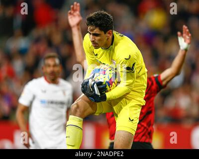 Yassine Bounou Bono vom FC Sevilla während des Spiels La Liga zwischen dem FC Sevilla und dem RCD Mallorca am 11. Februar im Stadion Sanchez Pizjuan in Sevilla, Spanien. (Foto: Antonio Pozo / PRESSIN) Stockfoto