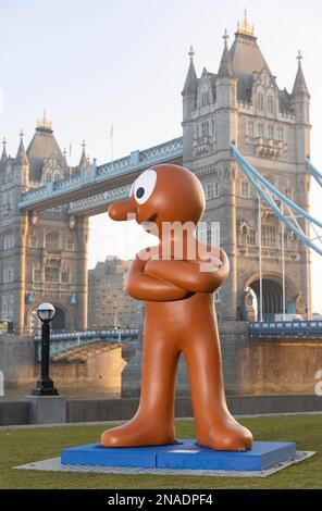 REDAKTIONELLE VERWENDUNG NUR Eine Statue von Morph wird im Potters Fields Park in London enthüllt, um die Markteinführung von Sky Kids zu feiern, einem 24-Stunden-Fernsehsender, der sich ohne Werbung an Kinder unter 7 Jahren richtet. Foto: Montag, 13. Februar 2023. Stockfoto