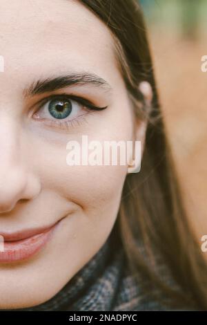 Augen und Gesicht der Frau sind auf dem Foto im Fokus Stockfoto