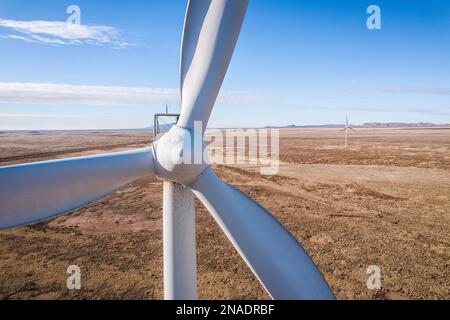 Nahaufnahme von Windturbinenschaufeln in der Wüste von New Mexico. Stockfoto