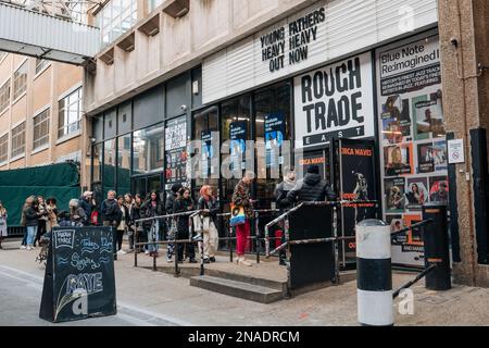 London, Großbritannien - 09. Februar 2023: Lange Schlange vor dem Rough Trade Music Shop in der alten Brauerei mit einem Coffee Shop, der auch Bücher verkauft und Gastgeber in-sto ist Stockfoto