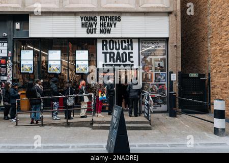 London, Vereinigtes Königreich - 09. Februar 2023: Facade of Rough Trade Music Shop in Old Brewery mit einem Coffee Shop, der auch Bücher verkauft und Auftritte im Geschäft abhält, Stockfoto