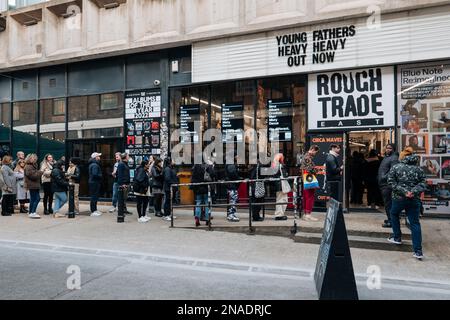 London, Großbritannien - 09. Februar 2023: Leute stehen vor dem Rough Trade Music Shop in der alten Brauerei mit einem Coffee Shop, der auch Bücher verkauft und Gastgeber i ist Stockfoto