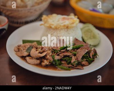 Gebratenes Rührbasilikum mit Schweineleber, thailändisches Essen Stockfoto