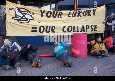 Klimaaktivisten des Aussterbens Rebellion veranstalten am Montag, den 13. Februar 2023, eine Protestaktion gegen Privatjets bei der ExecuJet Aviation Group in Zaventem, in der Nähe des Brüsseler Flughafens. BELGA FOTO NICOLAS MAETERLINCK Stockfoto