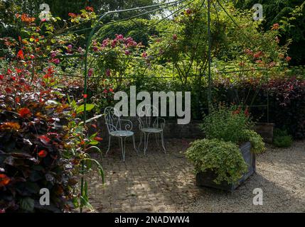 Romantischer Sitzbereich im Jardin d'Elle Stockfoto