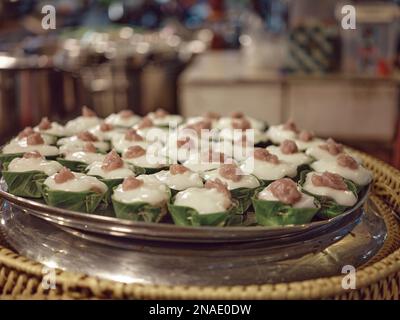 Thailändische Wüste, berühmter thailändischer Pudding mit Kokosnussgarn auf Bananenblatt (Tako) Stockfoto