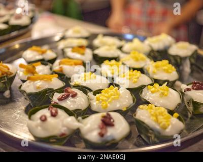 Thailändische Wüste, berühmter thailändischer Pudding mit Kokosnussgarn auf Bananenblatt (Tako) Stockfoto