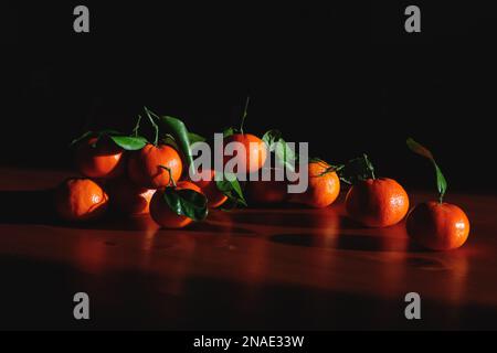 Tangerinen auf dunklem Hintergrund - Vitamine, Sonne Stockfoto