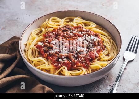 Großer Blickwinkel auf Spaghetti mit Bolognessoße auf Steinhintergrund. Stockfoto