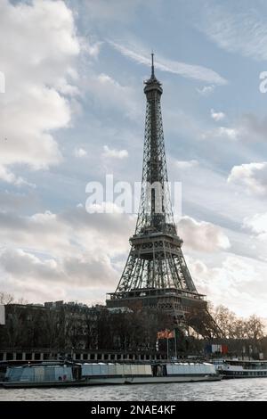 Den Eiffelturm entlang der seine bei Sonnenuntergang Stockfoto