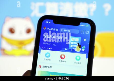 YICHANG, CHINA - 13. FEBRUAR 2023 - die Benutzeroberfläche der APP zur Einkommensteuer wird auf einem Mobiltelefon in Yichang, Provinz Hubei, China, 13. Februar 2 angezeigt Stockfoto