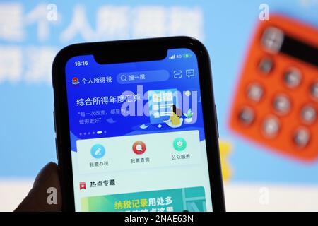 YICHANG, CHINA - 13. FEBRUAR 2023 - die Benutzeroberfläche der APP zur Einkommensteuer wird auf einem Mobiltelefon in Yichang, Provinz Hubei, China, 13. Februar 2 angezeigt Stockfoto