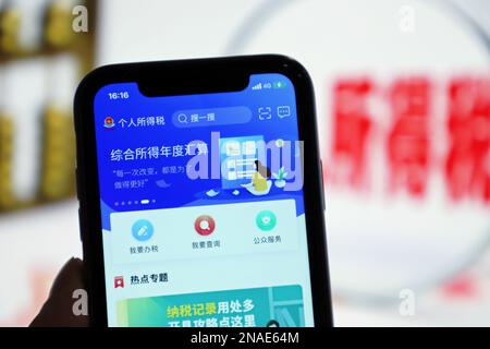 YICHANG, CHINA - 13. FEBRUAR 2023 - die Benutzeroberfläche der APP zur Einkommensteuer wird auf einem Mobiltelefon in Yichang, Provinz Hubei, China, 13. Februar 2 angezeigt Stockfoto