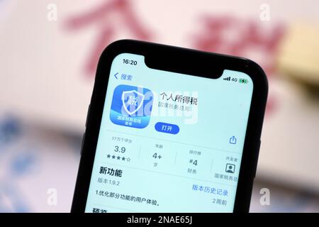 YICHANG, CHINA - 13. FEBRUAR 2023 - die Benutzeroberfläche der APP zur Einkommensteuer wird auf einem Mobiltelefon in Yichang, Provinz Hubei, China, 13. Februar 2 angezeigt Stockfoto