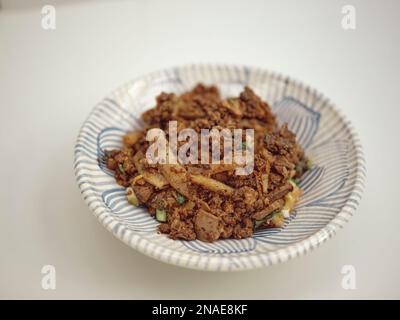 Nordthailändische Speisen, würziger Schweinesalat (Larb Moo Kua) Stockfoto