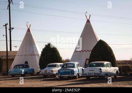 Rusty Classic Cars parkt vor Tipis im Wigwam Motel Stockfoto