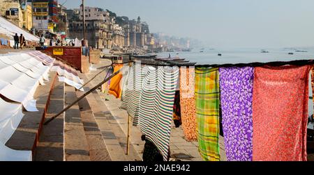 Die Wäsche hängt an Varanasi Ghats zum Trocknen raus Stockfoto
