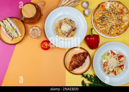 Italienische Pasta, Pizza und caesar-Salat auf hellem Hintergrund. moc Stockfoto