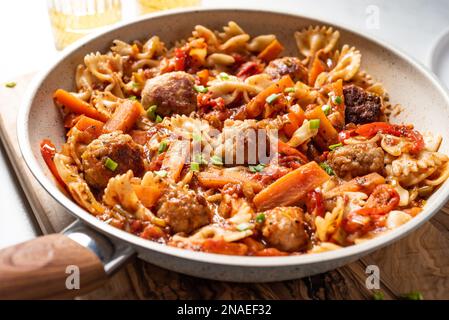 Ein Spaghetti mit Fleischklößchen mit Zwiebeln, rotem Pfeffer, Knoblauch, Tomaten, Karotten und Fleischklößchen Stockfoto