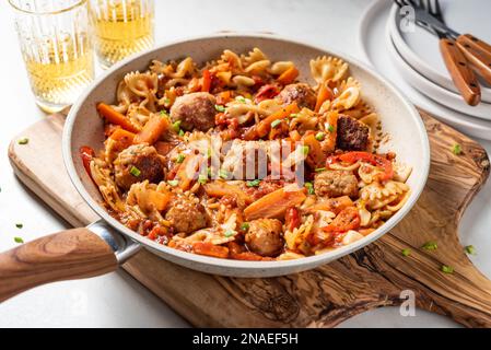 Pasta und Hackbällchen mit Zwiebeln, rotem Pfeffer, Knoblauch, Tomaten, Karotten und Fleischbällchen Stockfoto