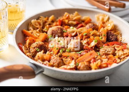 Ein Spaghetti mit Fleischklößchen mit Zwiebeln, rotem Pfeffer, Knoblauch und Tomaten Stockfoto